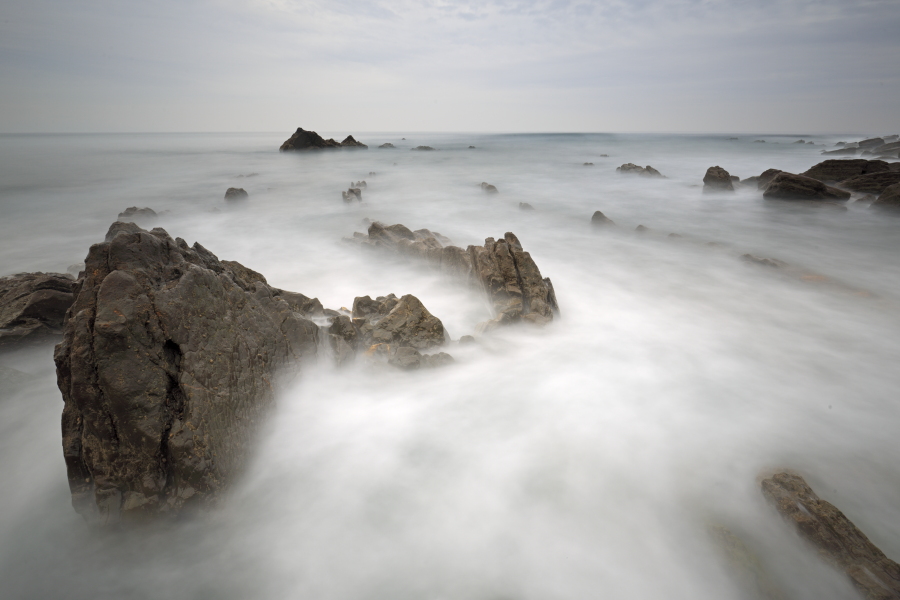 Flysch-Felsbänder am Strand von Barrika, Nordspanien