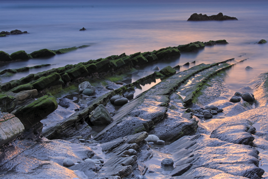 Flysch-Felsbänder am Strand von Barrika, Biskaya, Nordspanien