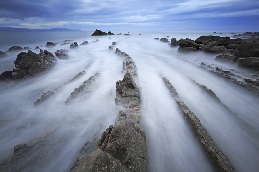 Flysch-Felsbänder am Strand von Barrika, Nordspanien
