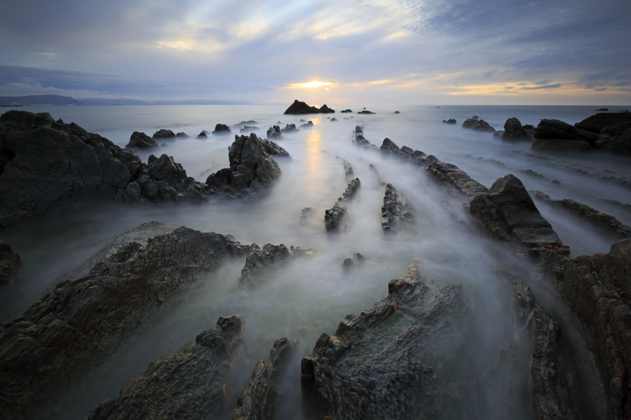 Flysch-Felsbänder am Strand von Barrika, Nordspanien