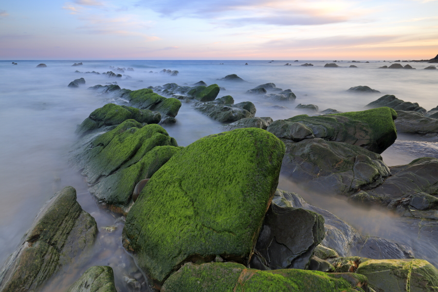 Flysch-Felsbänder am Strand von Barrika, Biskaya, Nordspanien