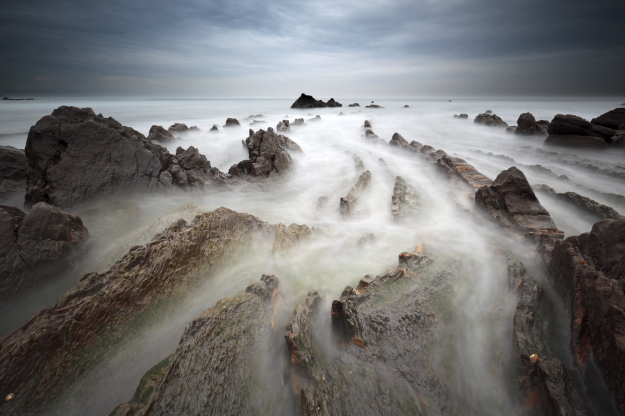 Flysch-Felsbänder am Strand von Barrika, Biskaya, Nordspanien