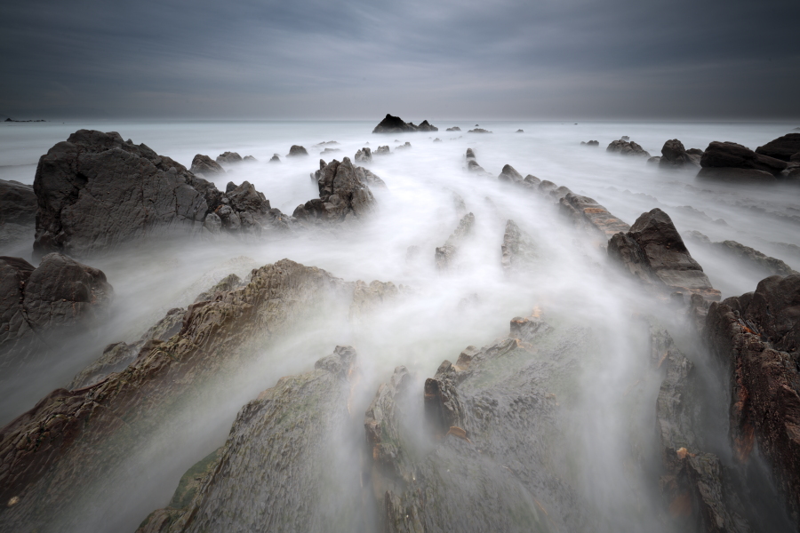 Flysch-Felsbänder am Strand von Barrika, Biskaya, Nordspanien