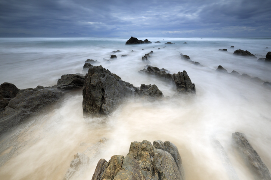 Flysch-Felsbänder am Strand von Barrika, Nordspanien