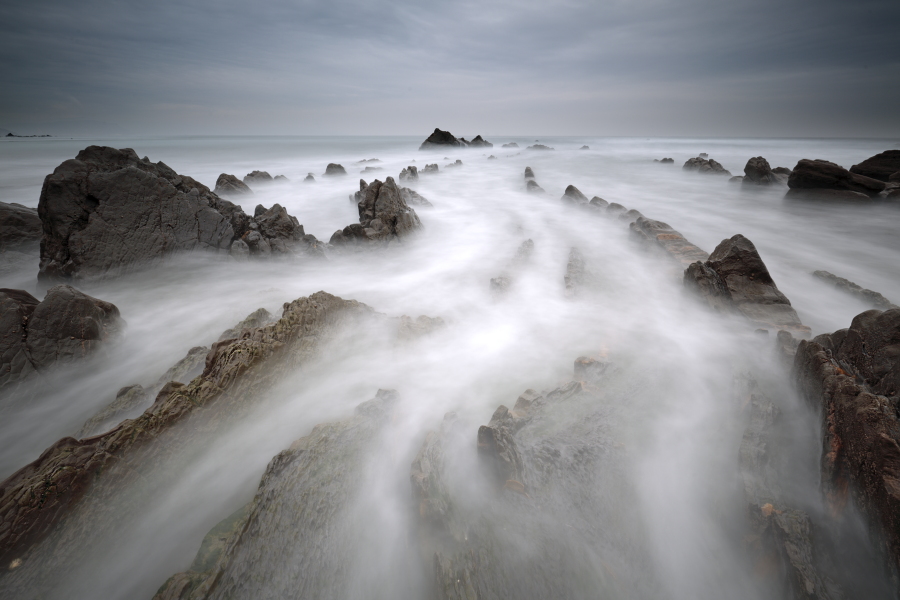 Flysch-Felsbänder am Strand von Barrika, Nordspanien