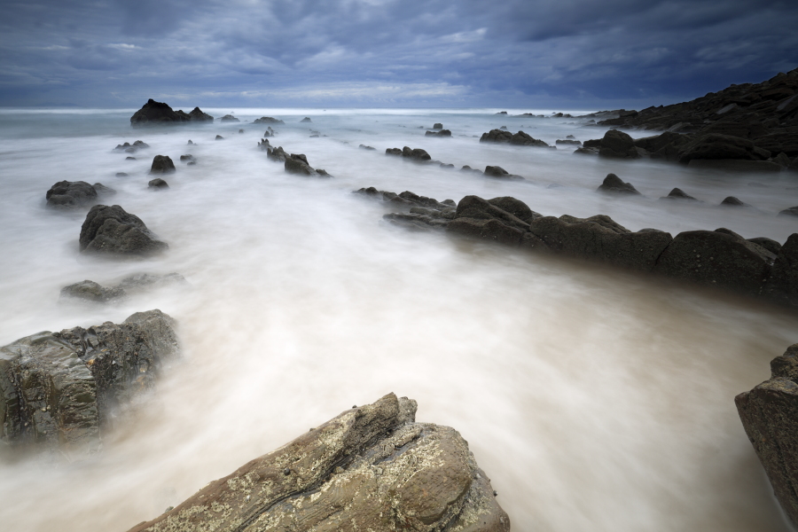 Flysch-Felsbänder am Strand von Barrika, Nordspanien