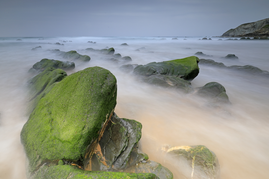 Flysch-Felsbänder am Strand von Barrika, Nordspanien