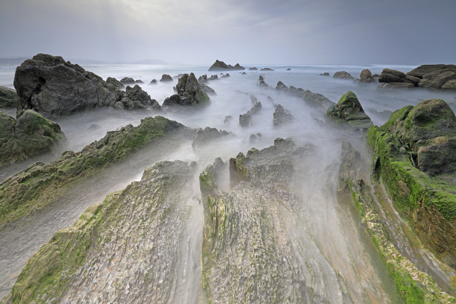 Flysch-Felsbänder am Strand von Barrika, Nordspanien