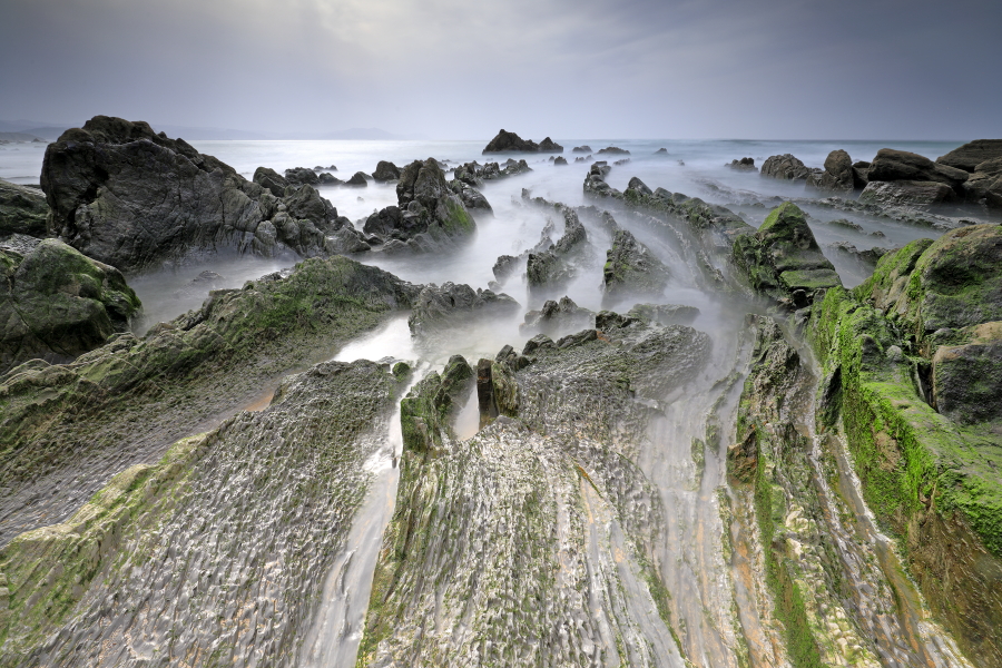 Flysch-Felsbänder am Strand von Barrika, Nordspanien