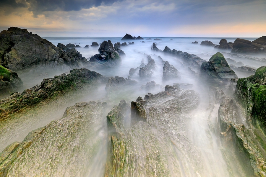 Flysch-Felsbänder am Strand von Barrika, Nordspanien