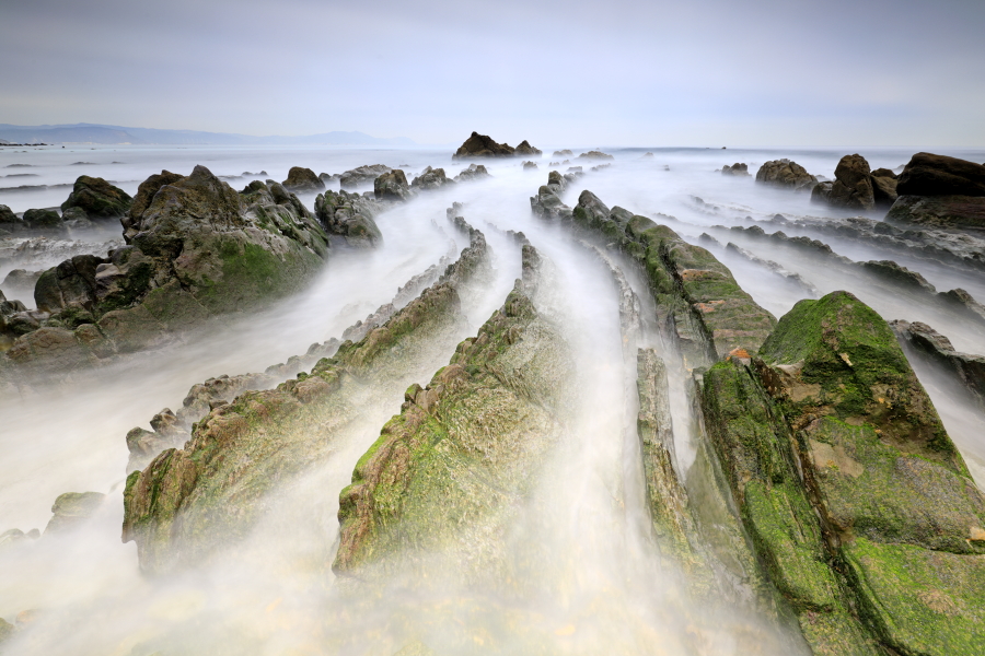 Flysch-Felsbänder am Strand von Barrika, Nordspanien