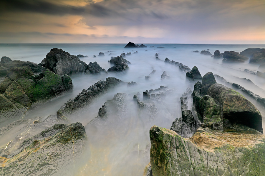 Flysch-Felsbänder am Strand von Barrika, Nordspanien