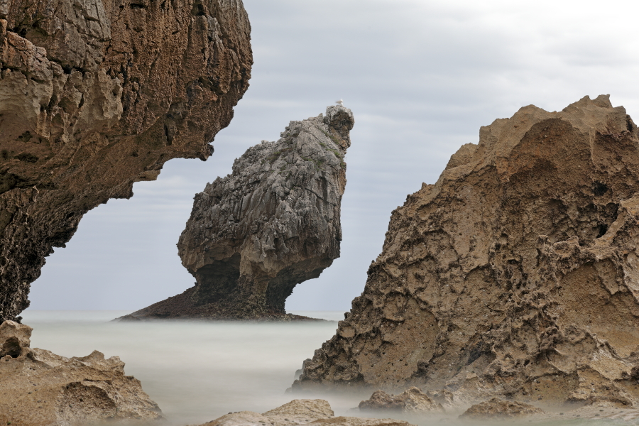 Felsen in der Bucht von Buelna