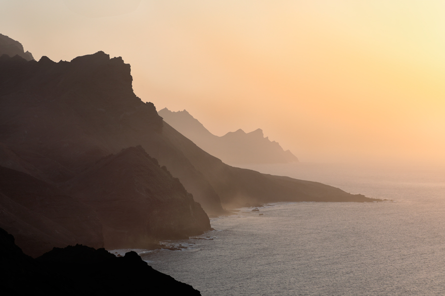 Bei und nach einem Sandsturm aus Afrika (Calima) ist die Luft von vielen Staubpartikeln erfüllt und leuchtet bei Sonnenuntergang gelblich oder rötlich auf.