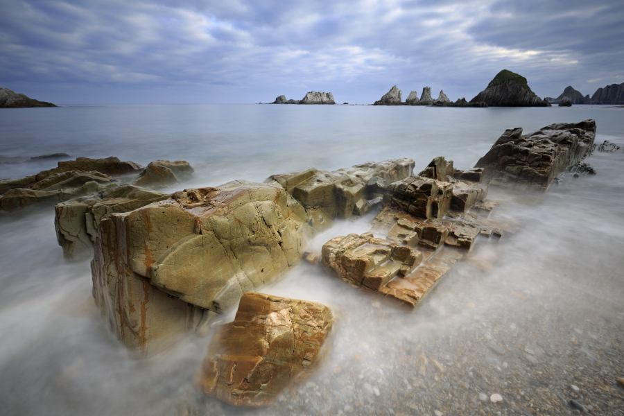 Felsen am Strand von Gueirúa (Playa de Gueirúa), Biskaya, Asturien, Spanien
