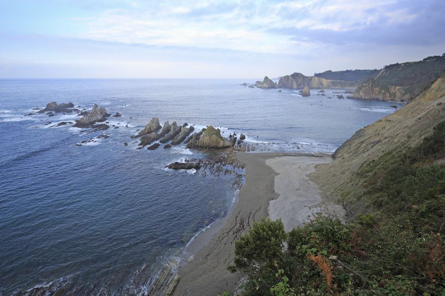Strand von Gueirúa (Playa de Gueirúa), Asturien, Spanien Biskaya