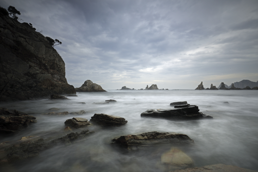 Felsen am Strand von Gueirúa (Playa de Gueirúa), Asturien, Spanien Biskaya