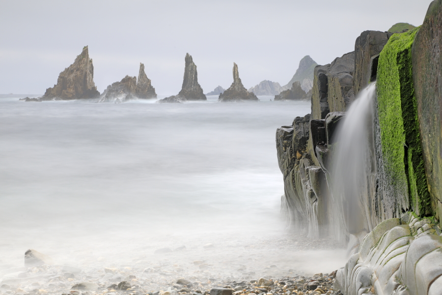 Felsen am Strand von Gueirúa (Playa de Gueirúa), Asturien, Spanien