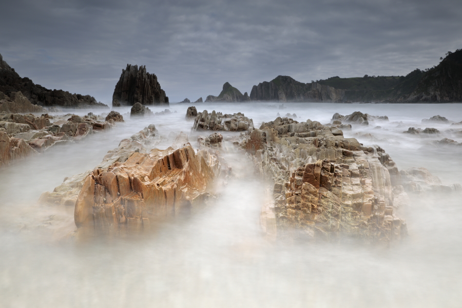 Felsbänder am Strand von Gueirúa (Playa de Gueirúa), Asturien, Spanien