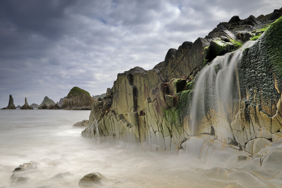 Felsen am Strand von Gueirúa (Playa de Gueirúa), Asturien, Spanien