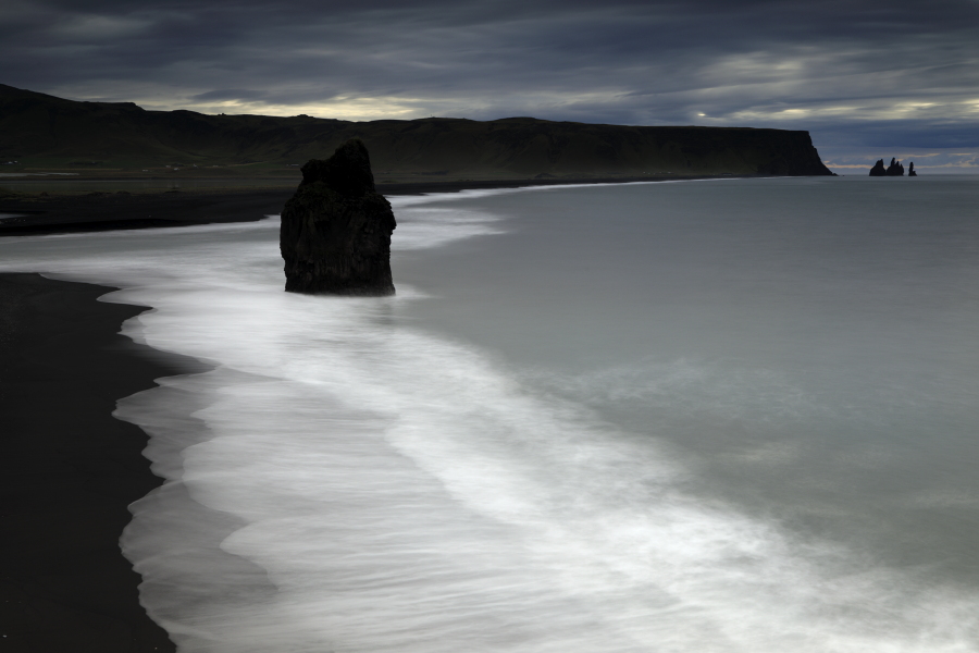 Blick auf die Meeresbucht von der Halbinsel Dyrholaey, im Hintergrund die Felsnadeln von Reynisfjara
