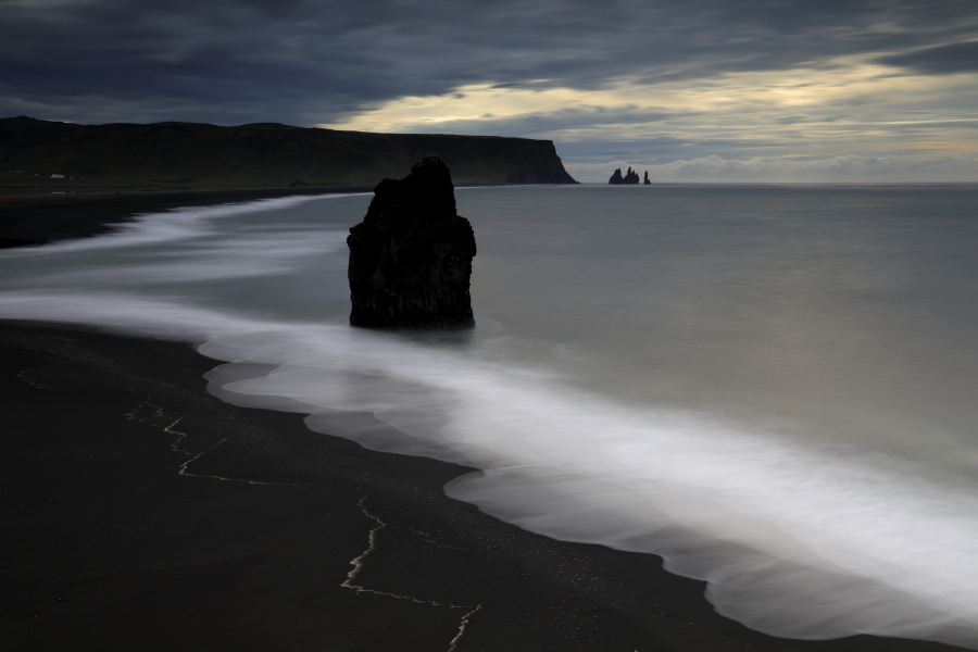 Blick auf die Meeresbucht von der Halbinsel Dyrholaey, im Hintergrund die Felsnadeln von Reynisfjara