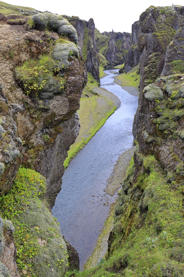 Die kurze Schlucht Fjadrargljufur im Süden Islands gehört zu den schönsten Sehenswürdigkeiten der Insel.