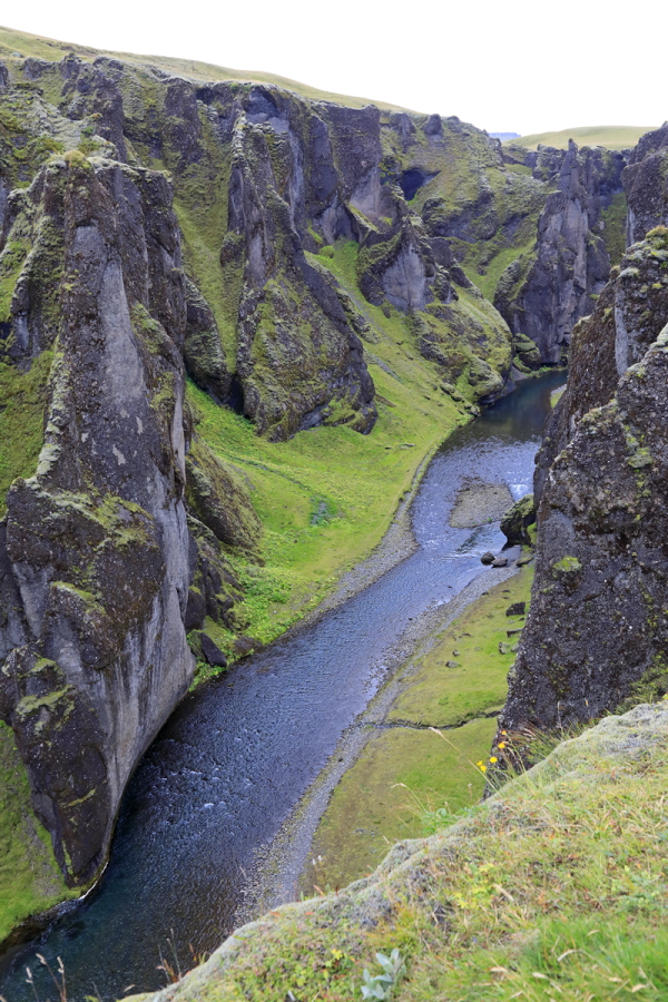 Die kurze Schlucht Fjadrargljufur im Süden Islands gehört zu den schönsten Sehenswürdigkeiten der Insel.