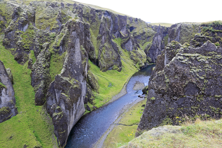 Die kurze Schlucht Fjadrargljufur im Süden Islands gehört zu den schönsten Sehenswürdigkeiten der Insel.