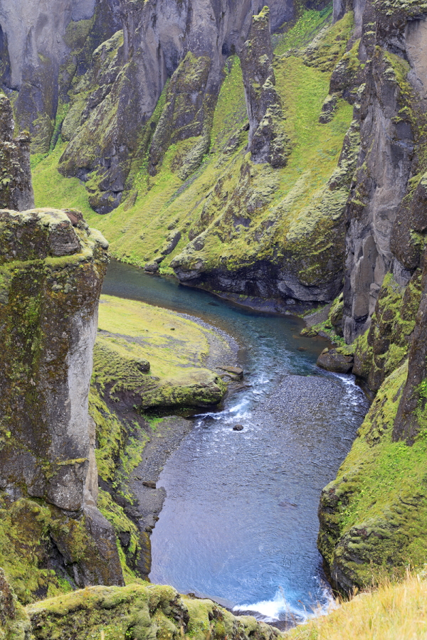 Die kurze Schlucht Fjadrargljufur im Süden Islands gehört zu den schönsten Sehenswürdigkeiten der Insel.