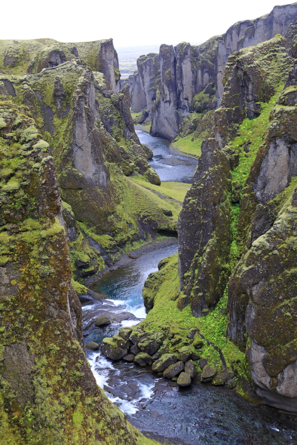 Die kurze Schlucht Fjadrargljufur im Süden Islands gehört zu den schönsten Sehenswürdigkeiten der Insel.