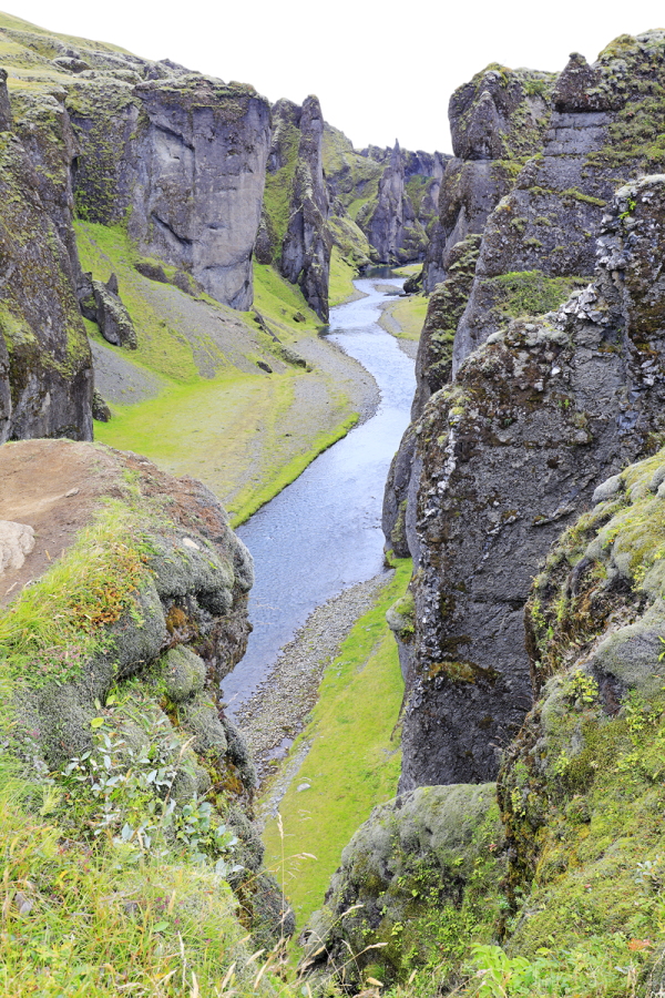 Die kurze Schlucht Fjadrargljufur im Süden Islands gehört zu den schönsten Sehenswürdigkeiten der Insel.