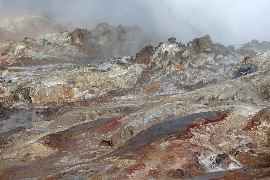 Auf der Halbinsel Reykjanes südlich der Hauptstadt Reykjavik liegen mehrere Geothermalfelder im Bereich des mittelatlantischen Rückens, der sich diagonal durch Island zieht. Er stellt die Berührungszone zwischen der nordamerikanischen Kontinentalplatte und der eurasischen dar. Jährlich driften die zwei Kontinentalplatten um ca. 2cm auseinander.