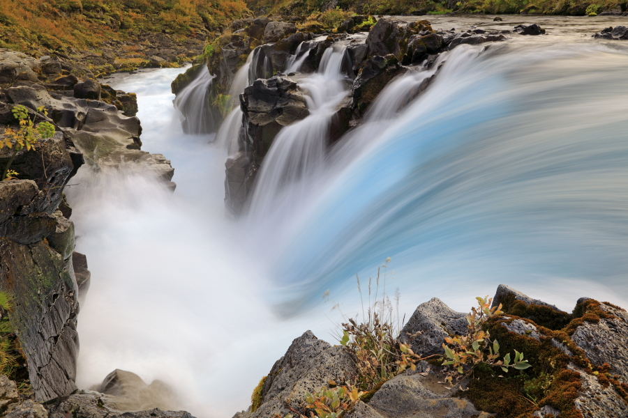 Unterhalb des Bruarfoss strömt das Wasser des Flusses Bruara durch den Hlauptungufoss.