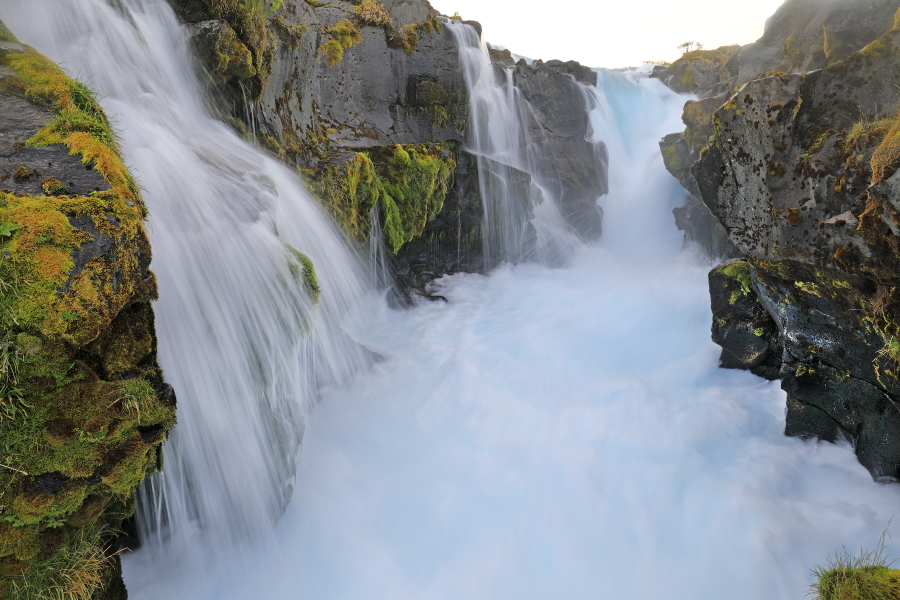 Unterhalb des Bruarfoss strömt das Wasser des Flusses Bruara durch den Hlauptungufoss.