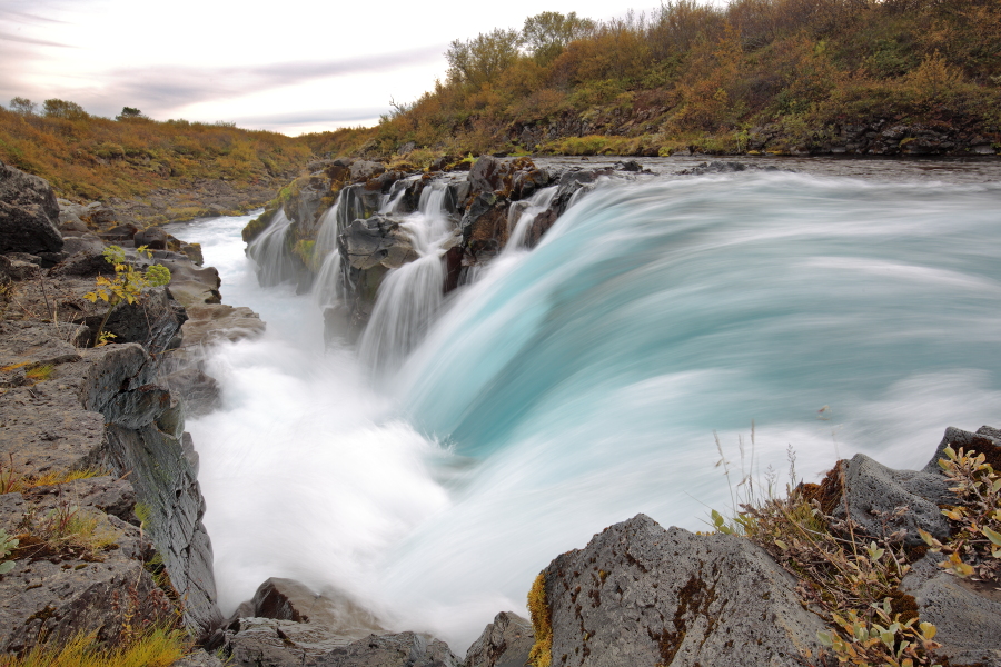 Unterhalb des Bruarfoss strömt das Wasser des Flusses Bruara durch den Hlauptungufoss.