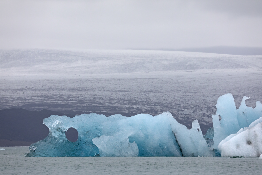Vor Jahren reichte Europas mächtigster Gletscher Vatnajökull (Südost-Island) noch bis zum Meer, heute hat er sich bereits um 3 km zurückgezogen. An seinem Rande brechen ständig Eisblöcke ab und sammeln sich in der 18 km² großen und bis 248m tiefen Lagune Jökulsárlón. Kurz vor der Mündung in den Atlantik stauen sich die Eisblöcke bei Flut vor einer Engstelle, über die auch die Brücke der Ringstraße 1 führt. Mit einsetzender Ebbe wird das Eis ins Meer hinausgeschwemmt, um in vielen Bruchstücken beim nächsten Hochwasser an den Strand getrieben zu werden. Bis zur folgenden Ebbe sind die meisten Eisstücke geschmolzen.