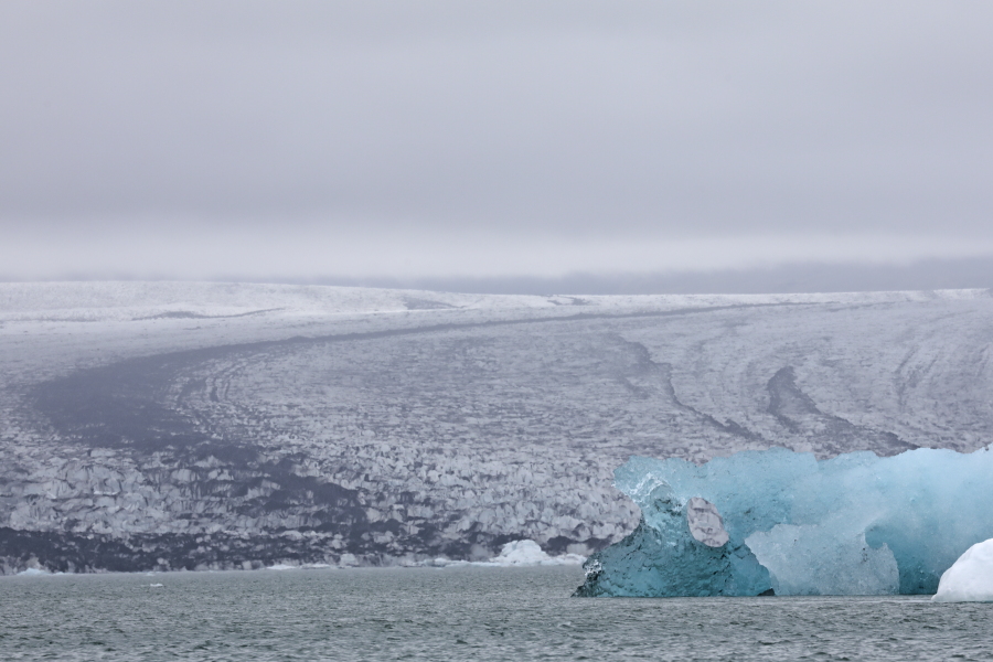 Vor Jahren reichte Europas mächtigster Gletscher Vatnajökull (Südost-Island) noch bis zum Meer, heute hat er sich bereits um 3 km zurückgezogen. An seinem Rande brechen ständig Eisblöcke ab und sammeln sich in der 18 km² großen und bis 248m tiefen Lagune Jökulsárlón. Kurz vor der Mündung in den Atlantik stauen sich die Eisblöcke bei Flut vor einer Engstelle, über die auch die Brücke der Ringstraße 1 führt. Mit einsetzender Ebbe wird das Eis ins Meer hinausgeschwemmt, um in vielen Bruchstücken beim nächsten Hochwasser an den Strand getrieben zu werden. Bis zur folgenden Ebbe sind die meisten Eisstücke geschmolzen.
