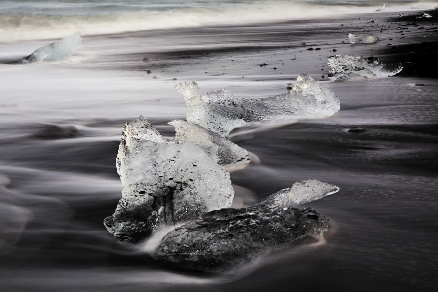 Vor Jahren reichte Europas mächtigster Gletscher Vatnajökull (Südost-Island) noch bis zum Meer, heute hat er sich bereits um 3 km zurückgezogen. An seinem Rande brechen ständig Eisblöcke ab und sammeln sich in der 18 km² großen und bis 248m tiefen Lagune Jökulsárlón. Kurz vor der Mündung in den Atlantik stauen sich die Eisblöcke bei Flut vor einer Engstelle, über die auch die Brücke der Ringstraße 1 führt. Mit einsetzender Ebbe wird das Eis ins Meer hinausgeschwemmt, um in vielen Bruchstücken beim nächsten Hochwasser an den Strand getrieben zu werden. Bis zur folgenden Ebbe sind die meisten Eisstücke geschmolzen.