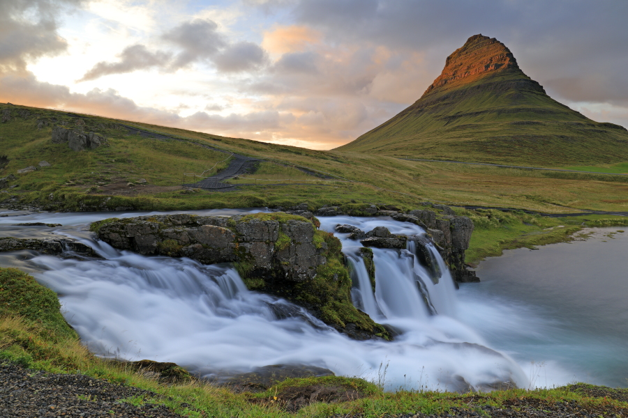 Zu den bekanntesten Fotomotiven auf Island gehören diese Wasserfälle mit dem Berg Kirkjufell im Hintergrund.