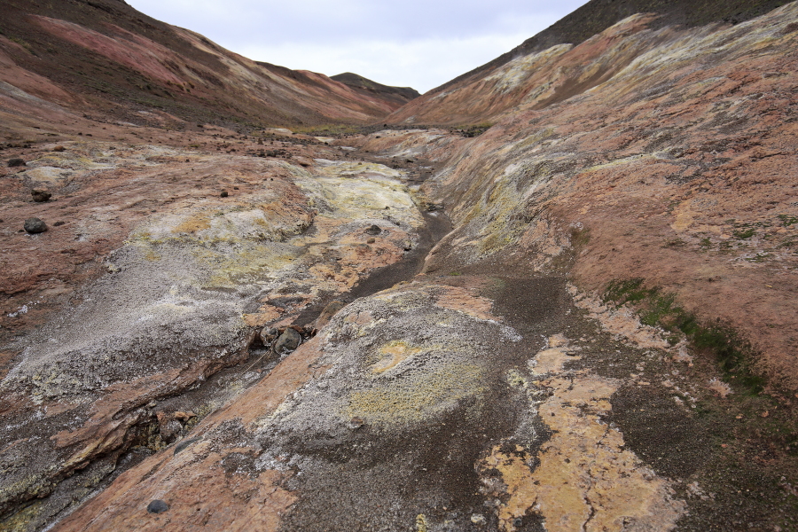Das Geothermalgebiet rund um den Berg Namafjall im Norden Islands ist reich an Dampfquellen (Solfataren und Fumarolen), die in bunten Farben aus der Einöde der Tundrenlandschaft hervorstechen.