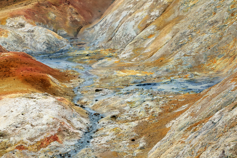 Das Geothermalgebiet rund um den Berg Namafjall im Norden Islands ist reich an Dampfquellen (Solfataren und Fumarolen), die in bunten Farben aus der Einöde der Tundrenlandschaft hervorstechen.