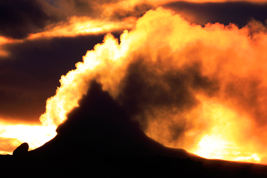 Dampfquelle im morgendlichen Gegenlicht, Geothermalgebiet Namafjall-Hverir