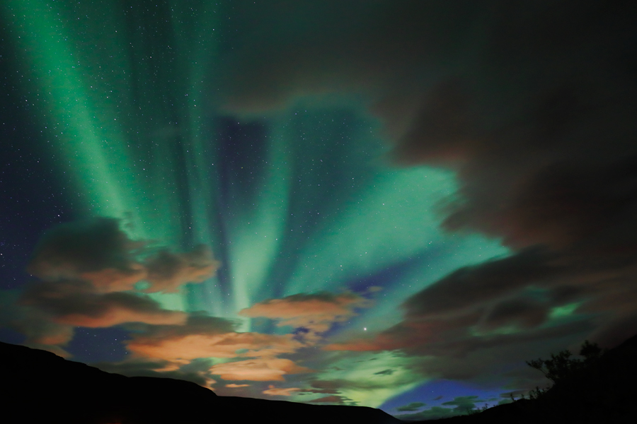 In klaren Nächten der dunkleren Jahreshälfte bestehen gute Chancen, Polarlichter auf Island zu beobachten.