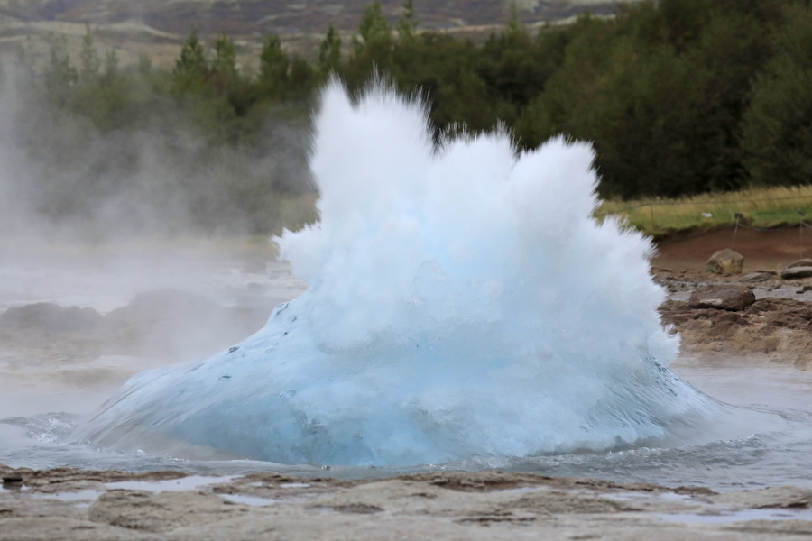 Die Springquelle Strokkur liegt nur ca. 100 m neben dem berühmten Großen Geysir im Gebiet Haukadalur. Während der Große Geysir, der für alle Springquellen der Welt namensgebendes Vorbild war, seit vielen Jahren kaum noch aktiv ist, bricht der Strokkur regelmäßig alle 5-10 Minuten aus und lässt eine gewaltige, oft bis über 30 m hohe Fontäne in die Höhe schießen. 