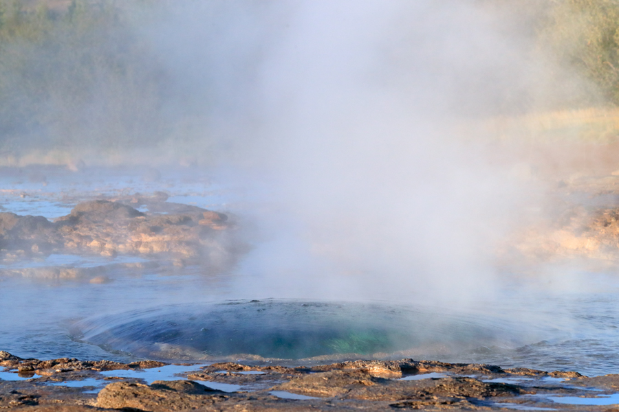 Die Springquelle Strokkur liegt nur ca. 100 m neben dem berühmten Großen Geysir im Gebiet Haukadalur. Während der Große Geysir, der für alle Springquellen der Welt namensgebendes Vorbild war, seit vielen Jahren kaum noch aktiv ist, bricht der Strokkur regelmäßig alle 5-10 Minuten aus und lässt eine gewaltige, oft bis über 30 m hohe Fontäne in die Höhe schießen. 