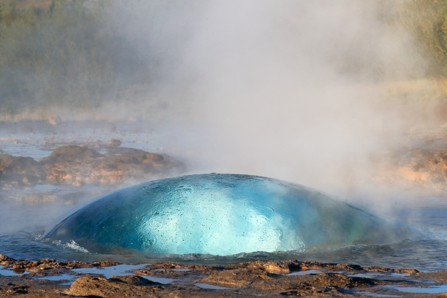 Die Springquelle Strokkur liegt nur ca. 100 m neben dem berühmten Großen Geysir im Gebiet Haukadalur. Während der Große Geysir, der für alle Springquellen der Welt namensgebendes Vorbild war, seit vielen Jahren kaum noch aktiv ist, bricht der Strokkur regelmäßig alle 5-10 Minuten aus und lässt eine gewaltige, oft bis über 30 m hohe Fontäne in die Höhe schießen. 