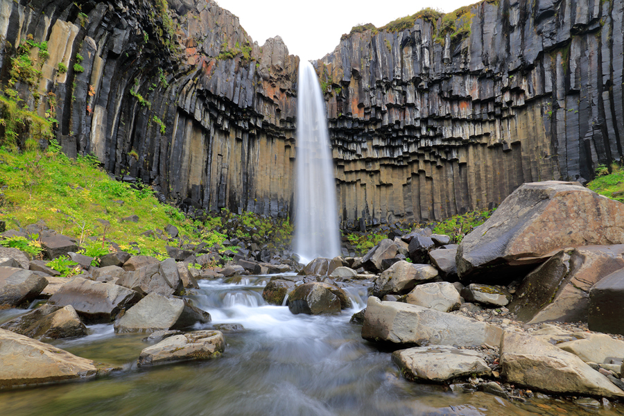 Der Svartifoss fällt über eine hohe Wand aus Basaltsäulen.