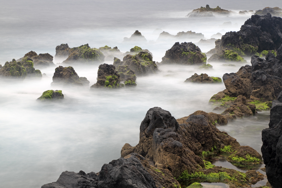 Lavafelsen bei Porto Moniz im Nordwesten Madeiras