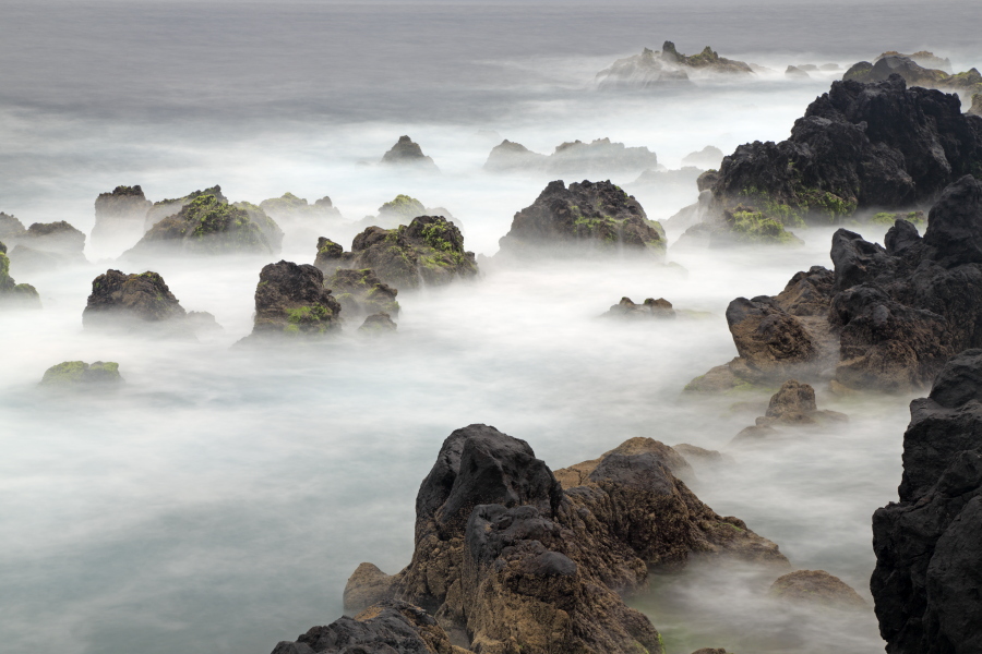 Lavafelsen bei Porto Moniz im Nordwesten Madeiras